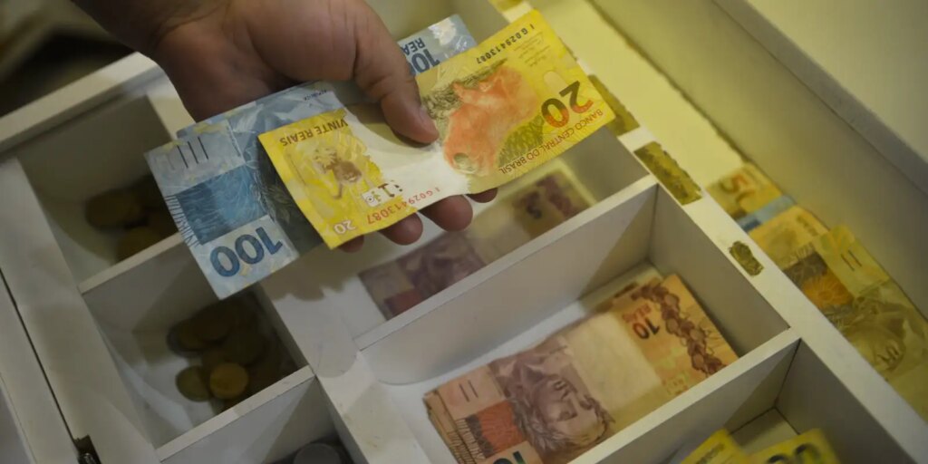 caixa-paga-bolsa-familia-a-beneficiarios-com-nis-de-final-8
