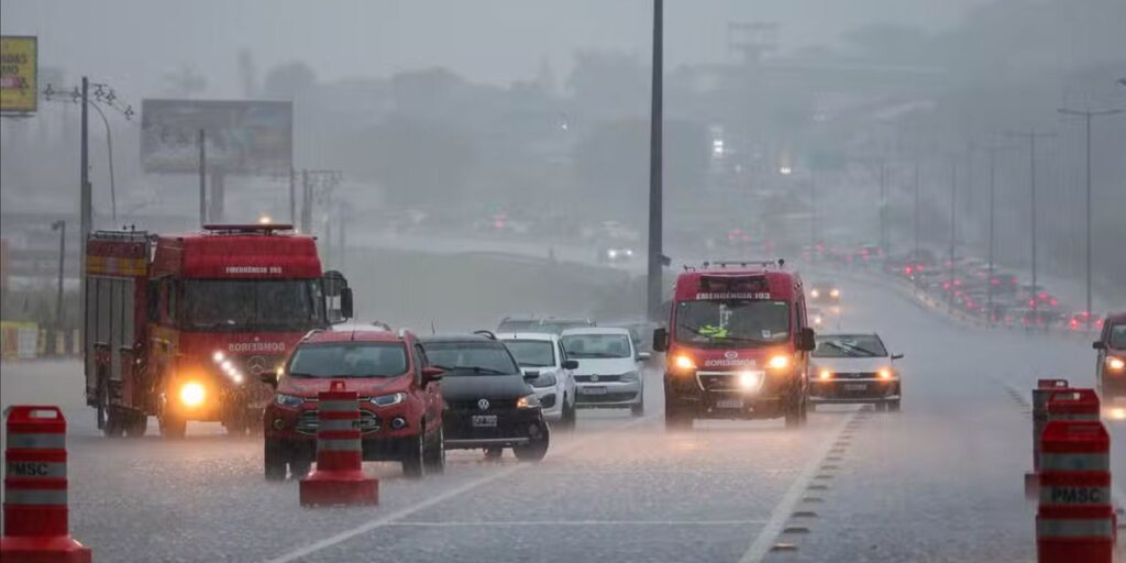 inmet-emite-alerta-de-grande-perigo-para-acumulados-de-chuva-no-rs