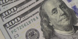 dolar-cai-ao-menor-nivel-em-quase-dois-meses,-com-alivio-externo