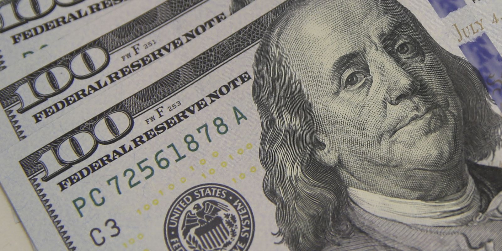 dolar-cai-ao-menor-nivel-em-quase-dois-meses,-com-alivio-externo