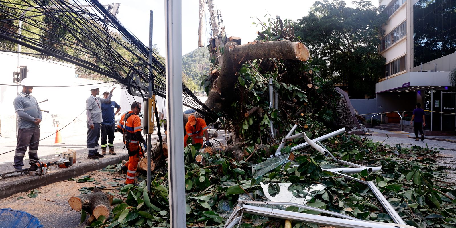 mais-de-26-mil-imoveis-seguem-sem-energia-no-estado-do-rio